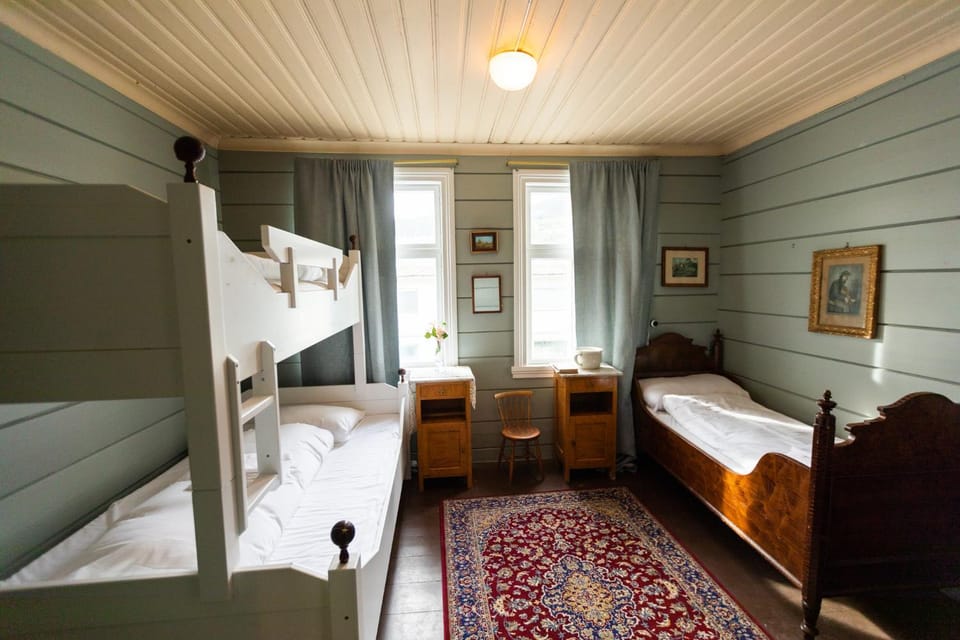Bed, Photo of the whole room, Bedroom, bunk bed, towels