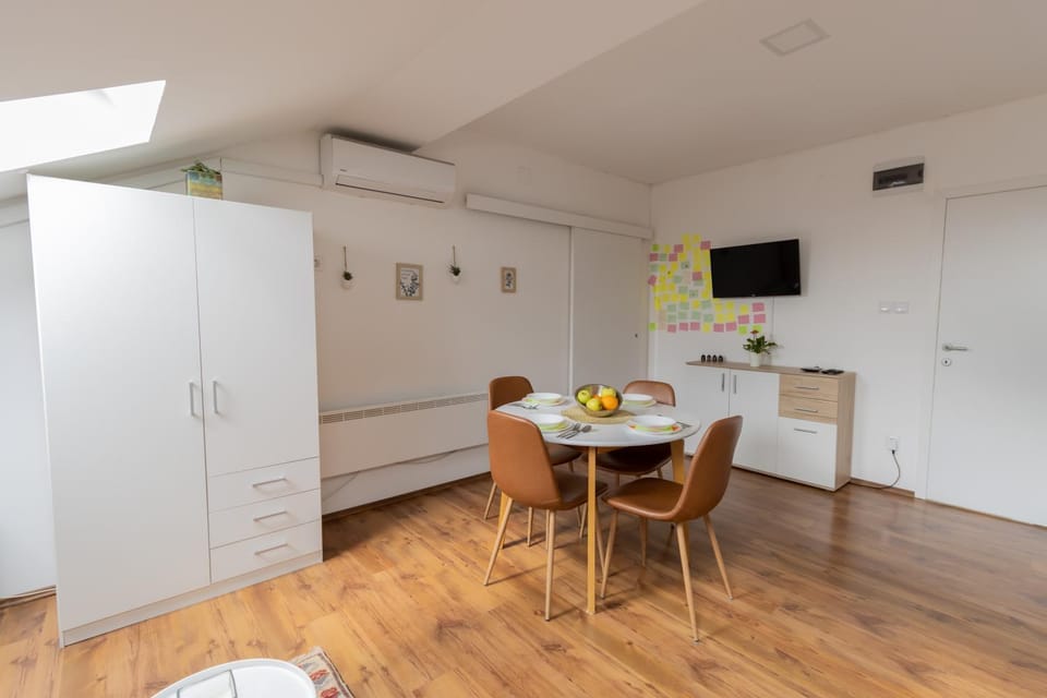 Living room, Dining area, air conditioner