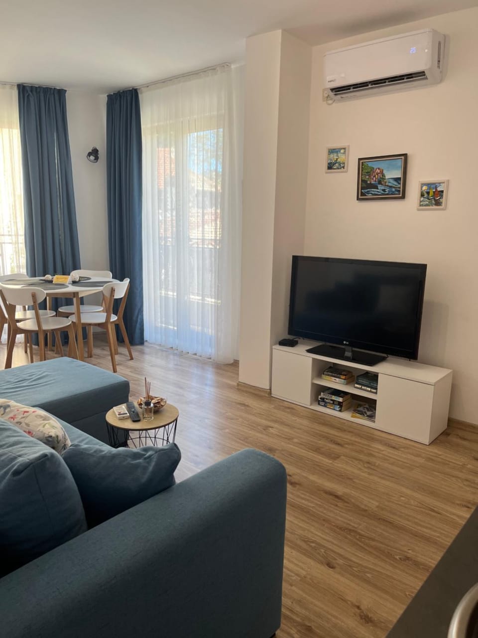 TV and multimedia, Living room, Evening entertainment