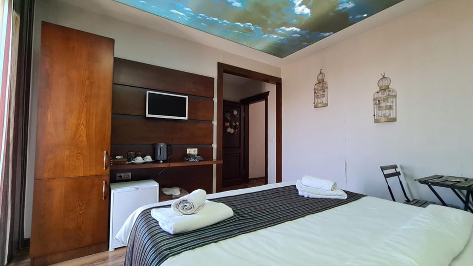 Bed, Bathroom, Photo of the whole room, Bedroom, Breakfast
