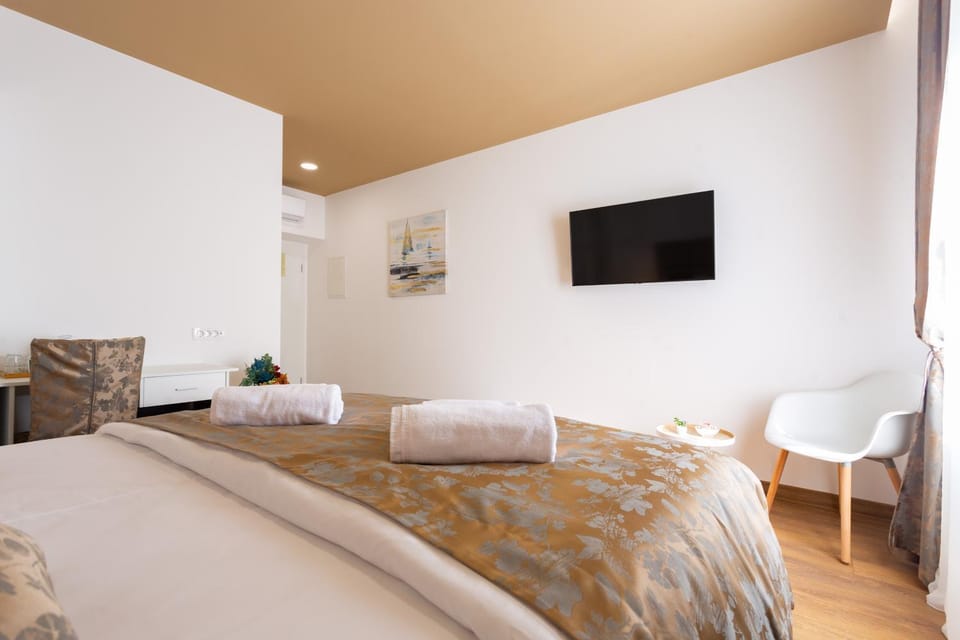Bed, TV and multimedia, Seating area, Bedroom, towels, air conditioner