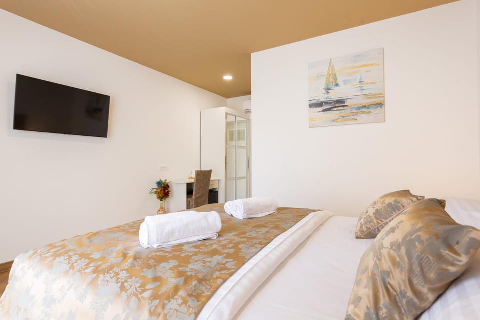Bed, TV and multimedia, Bedroom, towels
