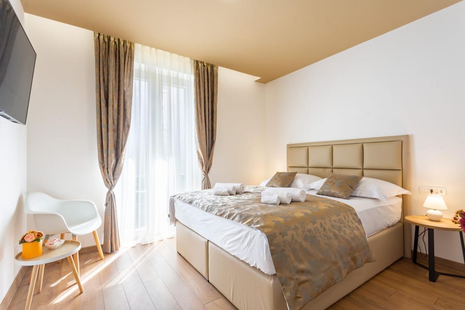 Bed, TV and multimedia, Seating area, Bedroom
