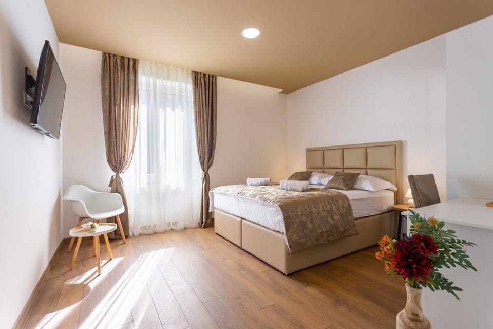 Bed, TV and multimedia, Seating area, Bedroom