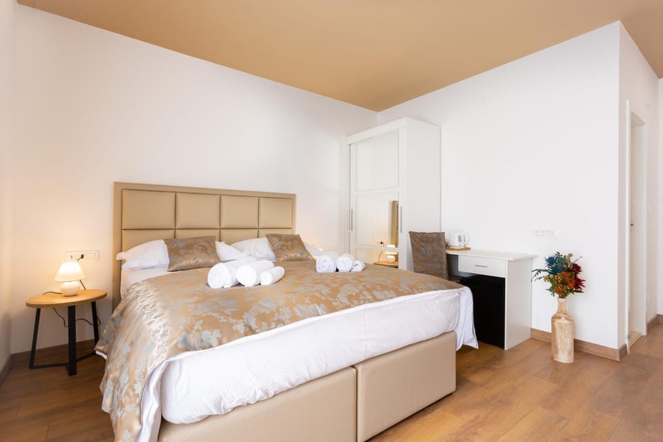 Bed, Bedroom, towels