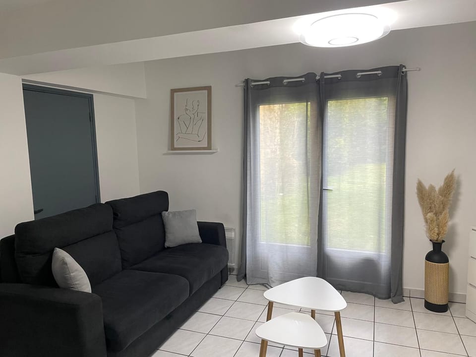 Le First Auversois charmant studio avec jardinet Apartment in Île-de-France