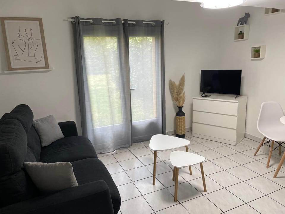 Le First Auversois charmant studio avec jardinet Apartment in Île-de-France