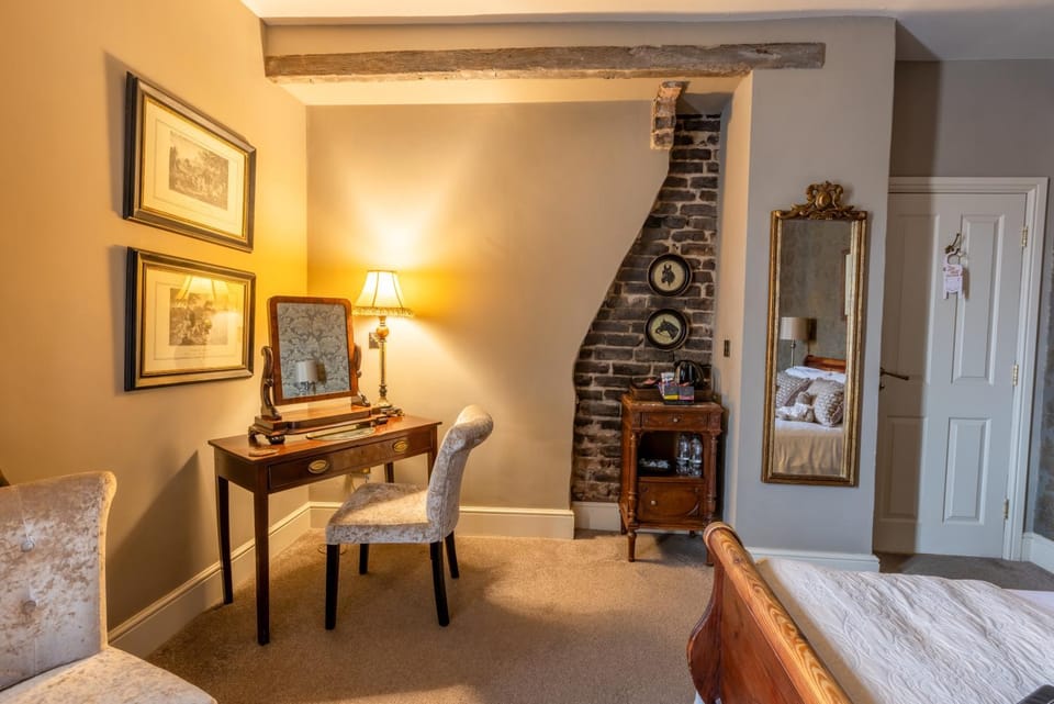 Photo of the whole room, Seating area, Bedroom