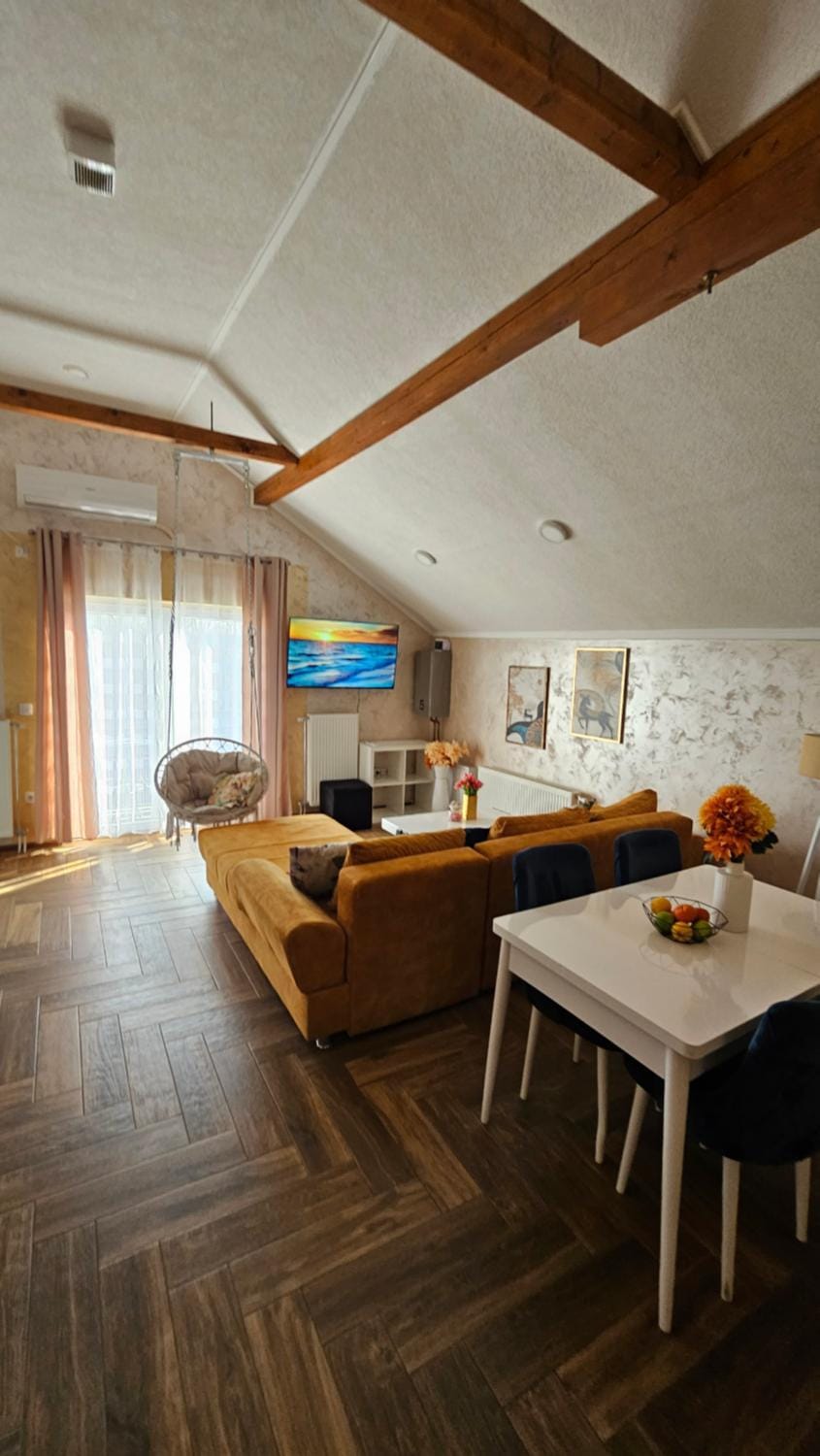 TV and multimedia, Living room, Seating area, Dining area