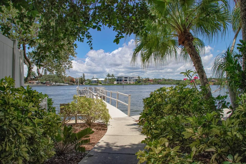 Moonmist Circle-Steps to Heated Pool House in Siesta Beach