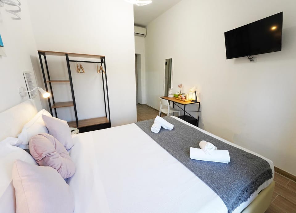 Bed, TV and multimedia, Photo of the whole room, Bedroom, towels