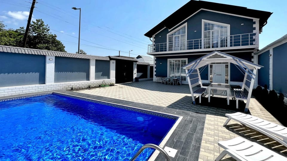 Property building, Patio, Day, Pool view, Swimming pool, sunbed