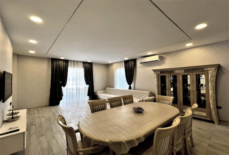 Communal lounge/ TV room, TV and multimedia, Living room, Seating area, Dining area, Evening entertainment, air conditioner