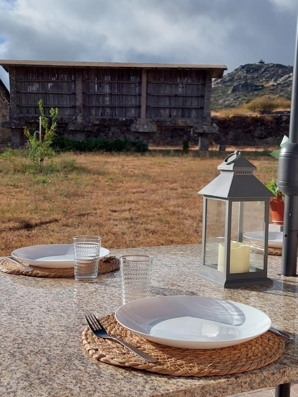 Patio, Natural landscape, Food and drinks, Dining area, Mountain view