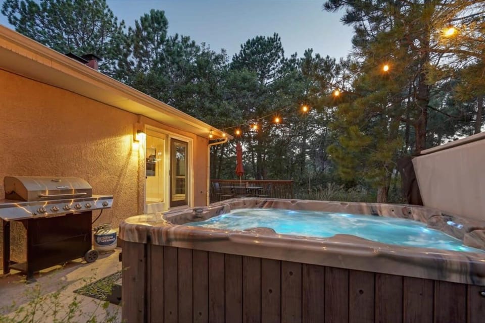 4BD With Game Lounge Hot tub Dog Friendly USAFA House in Colorado Springs