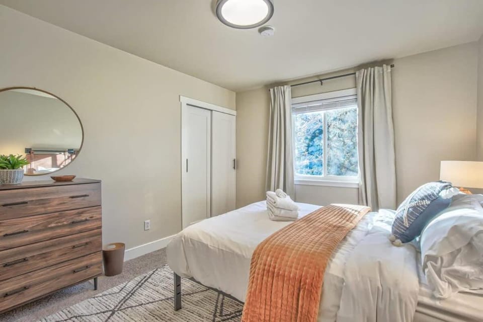 4BD With Game Lounge Hot tub Dog Friendly USAFA House in Colorado Springs