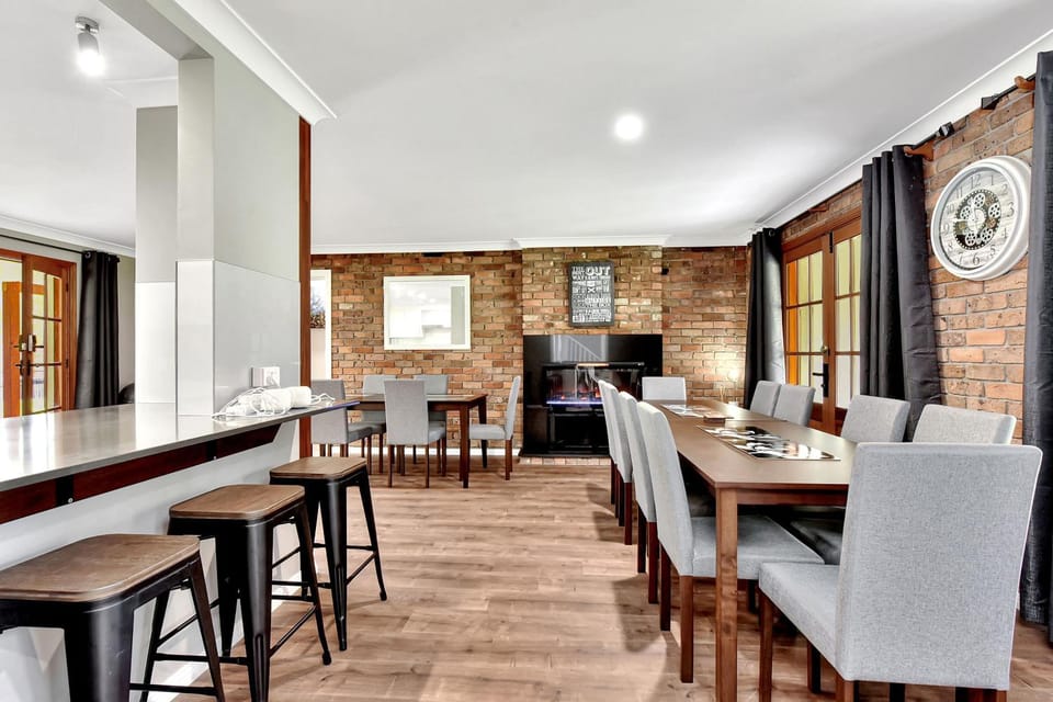 Kitchener Country Estate with Pool Hot Tub on private acres that sleeps up to 18 House in New South Wales