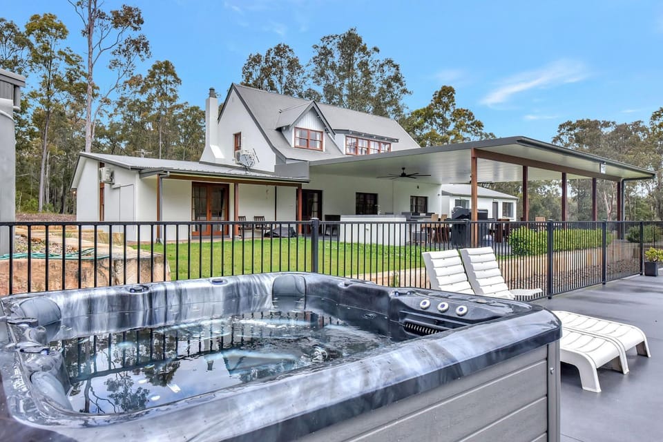 Kitchener Country Estate with Pool Hot Tub on private acres that sleeps up to 18 House in New South Wales