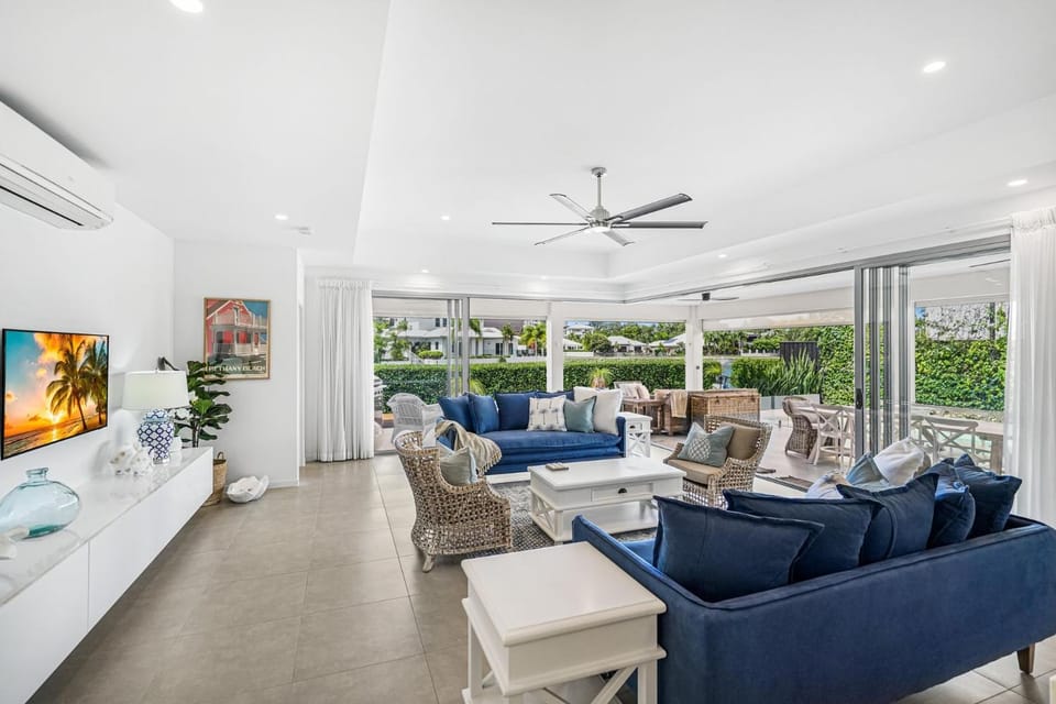 TV and multimedia, Living room, Seating area, air conditioner