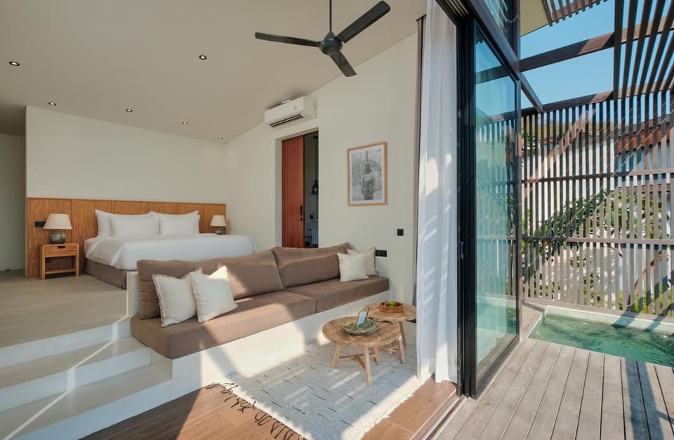 View (from property/room), Balcony/Terrace, Photo of the whole room, Seating area, Bedroom, Pool view