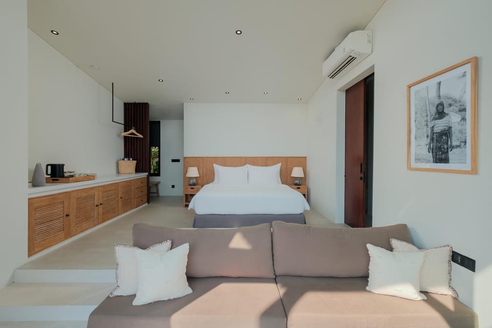 Bed, Photo of the whole room, Seating area, Bedroom, hair dresser, air conditioner