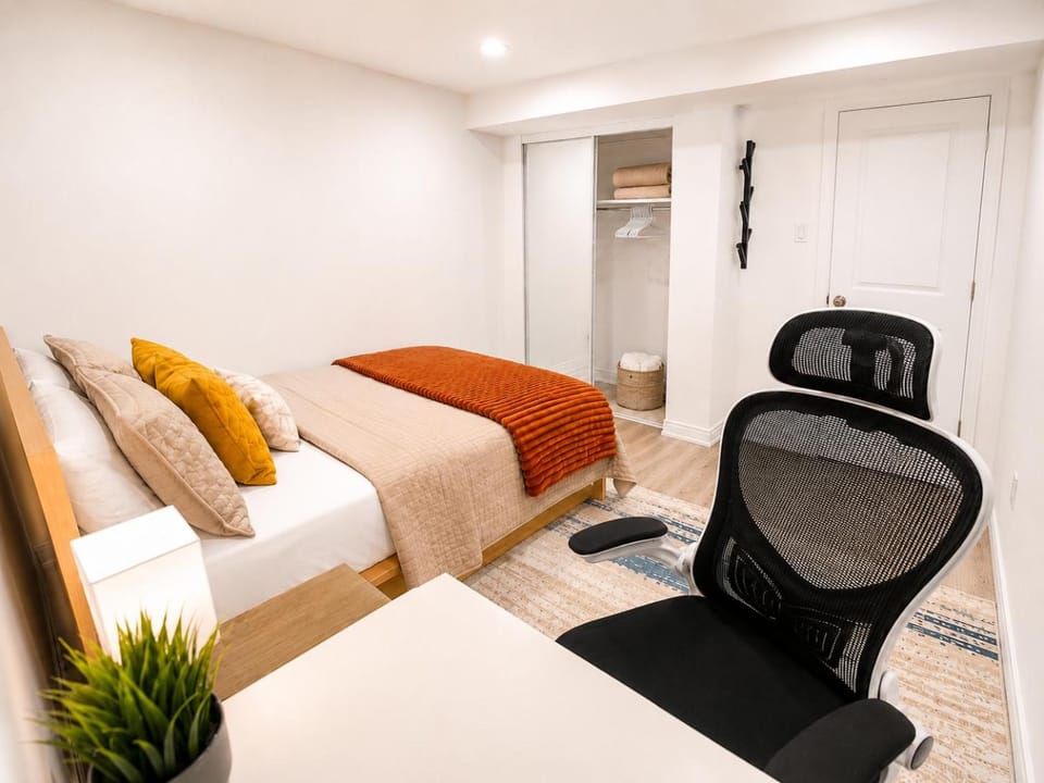 Bed, Photo of the whole room, Seating area, Bedroom, wardrobe