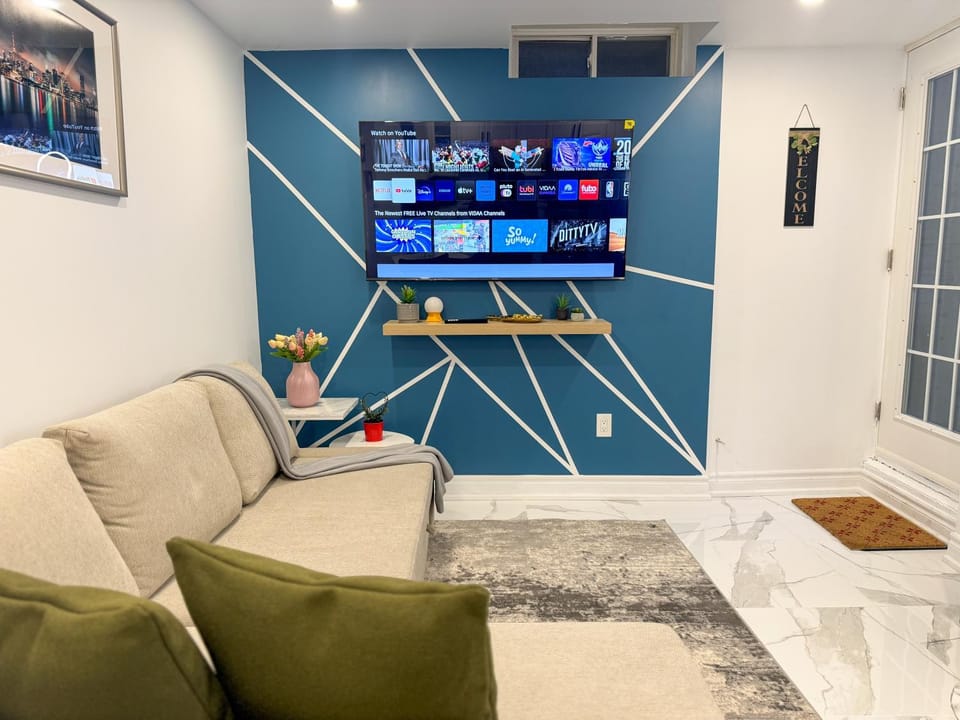Communal lounge/ TV room, Facade/entrance, TV and multimedia, Living room, Photo of the whole room, Decorative detail, Decorative detail, Seating area, hair dresser, hair dresser