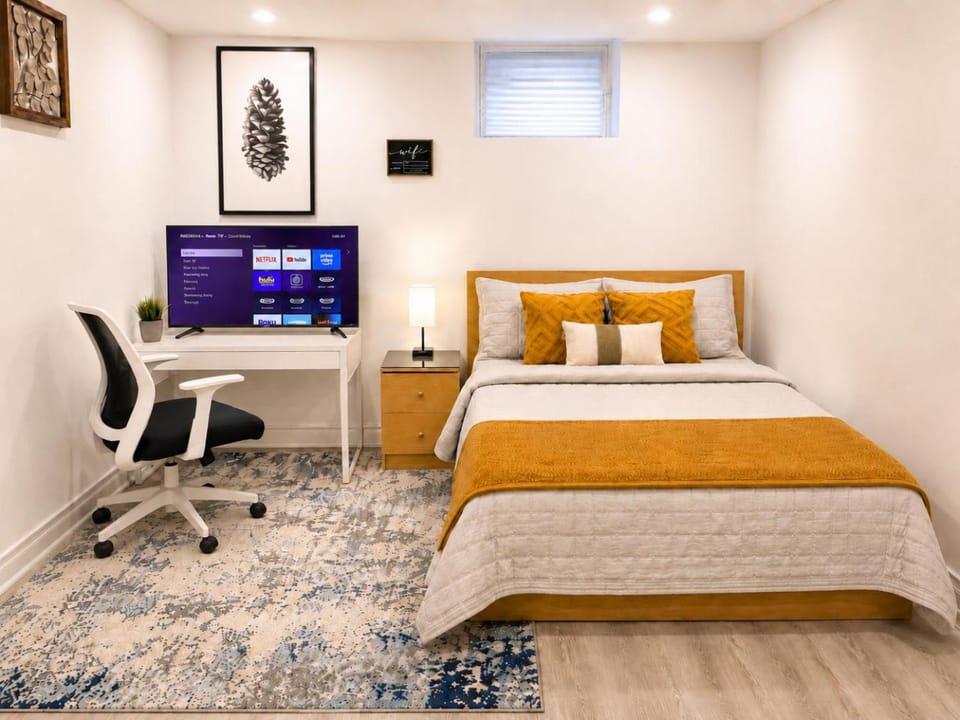 Bed, TV and multimedia, Photo of the whole room, Decorative detail, Seating area, Bedroom
