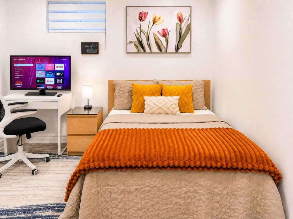 Bed, TV and multimedia, Photo of the whole room, Decorative detail, Seating area, Bedroom
