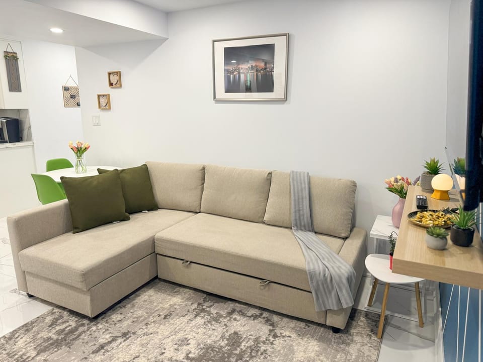 Communal lounge/ TV room, TV and multimedia, Living room, Photo of the whole room, Decorative detail, Decorative detail, Seating area, Dining area, hair dresser, hair dresser