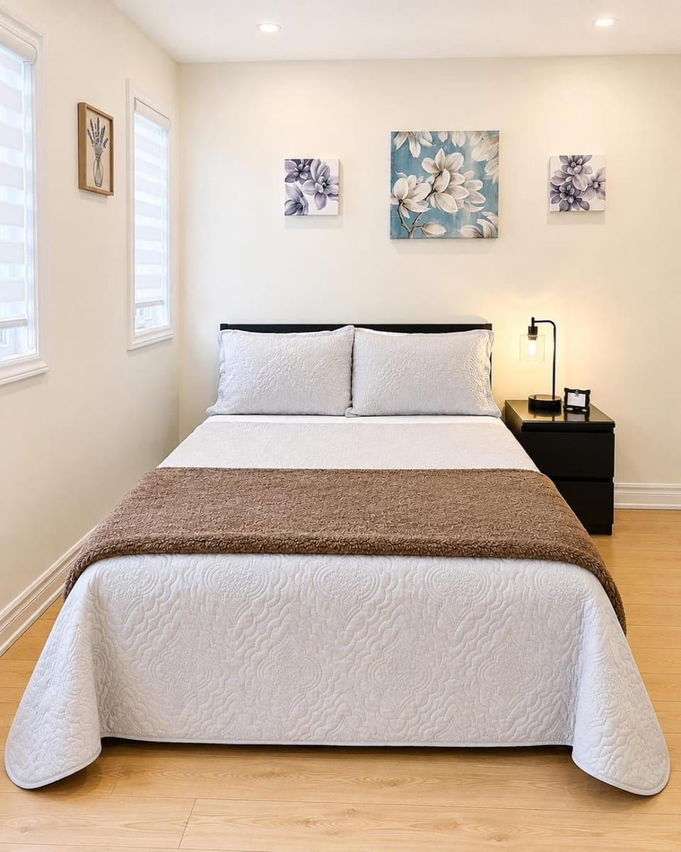 Bed, Decorative detail, Seating area, Bedroom