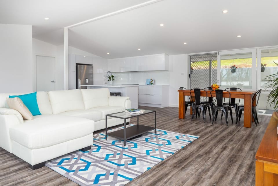 Kitchen or kitchenette, Living room, Seating area, Dining area, oven, stove