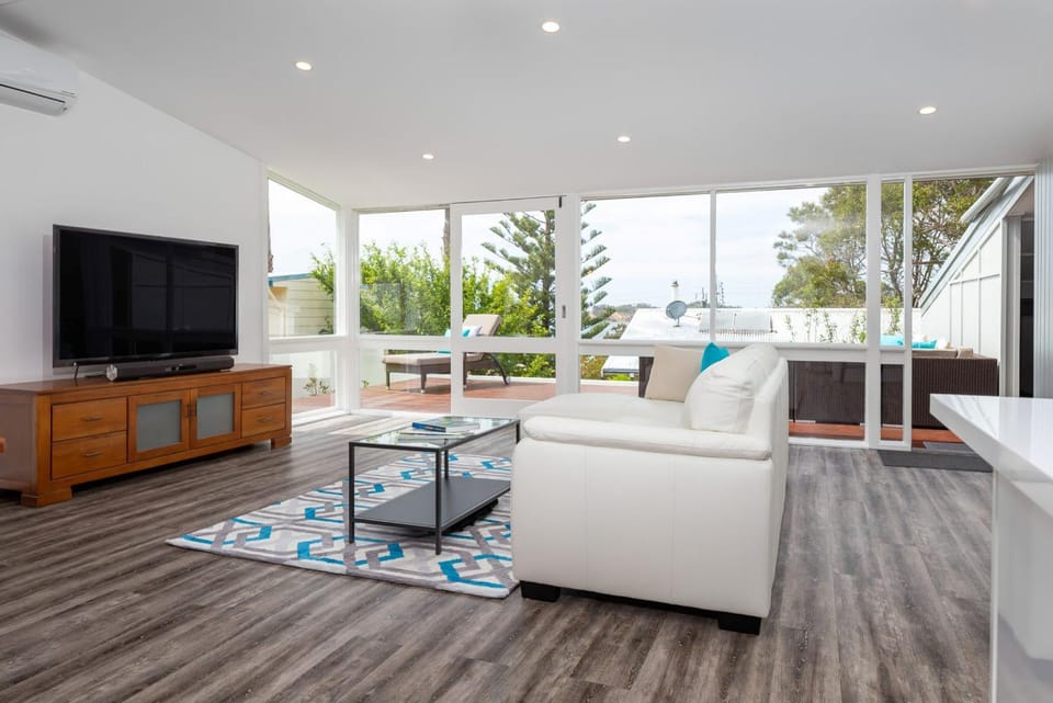 TV and multimedia, Living room, Seating area, Evening entertainment