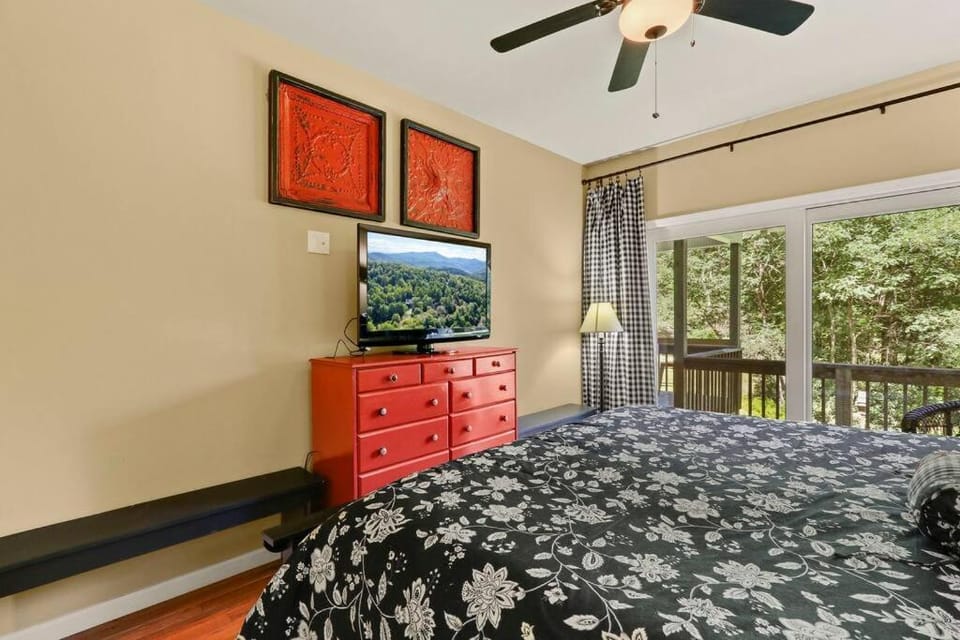 Gorgeous Cottage with Hot Tub in Boone NC! House in Brushy Fork