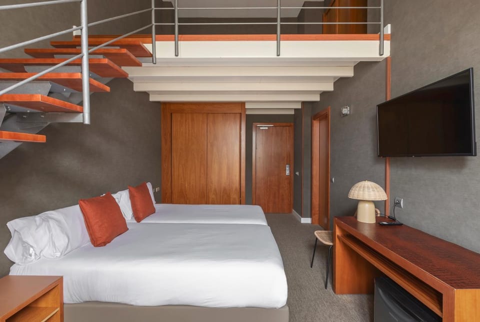 Bed, TV and multimedia, Photo of the whole room, Bedroom, wardrobe