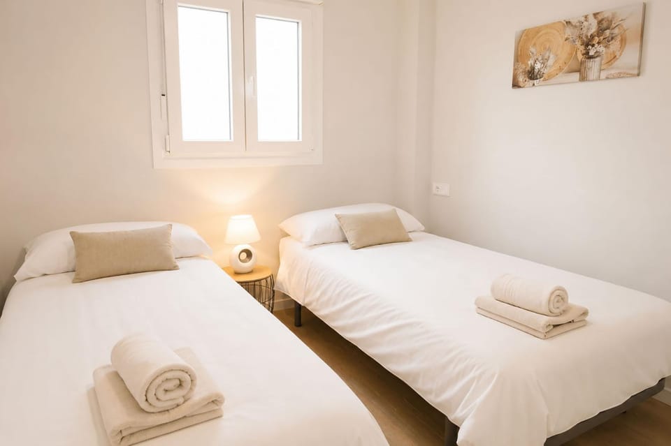 Bed, Bedroom, towels