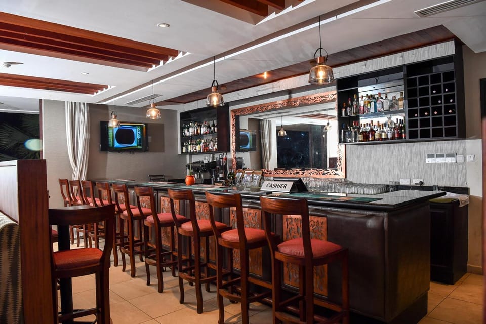 Restaurant/places to eat, Lounge or bar