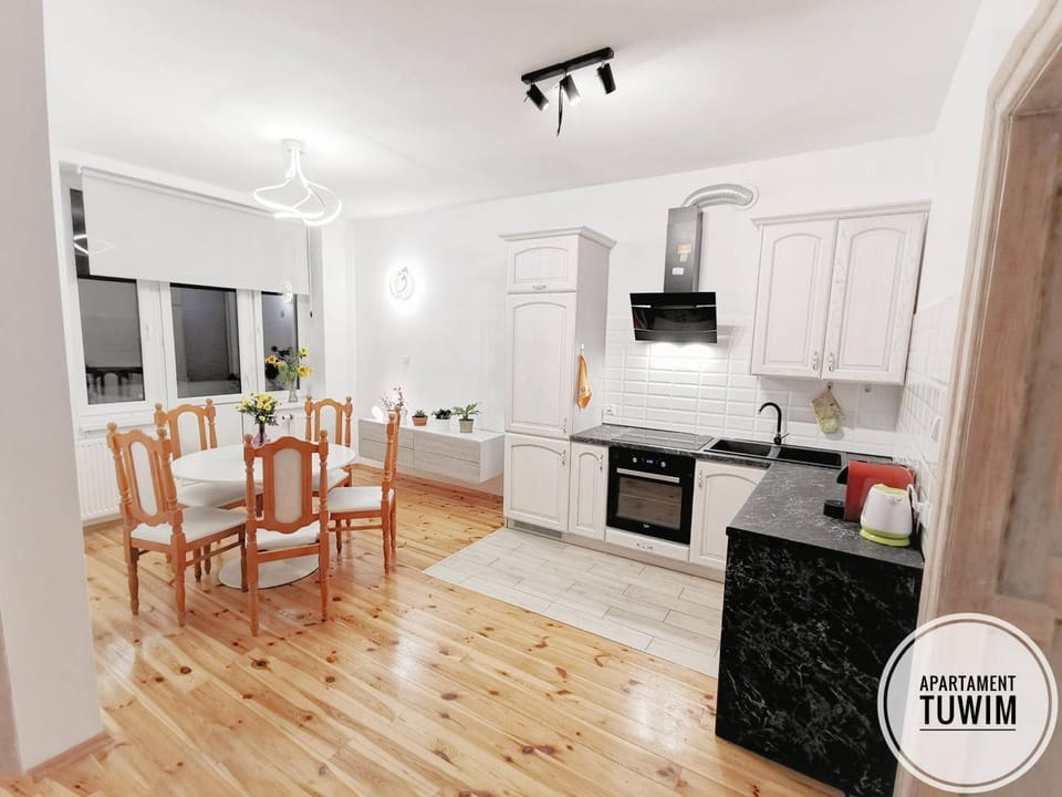 Kitchen or kitchenette, Living room, Seating area, Dining area, pet friendly, stove