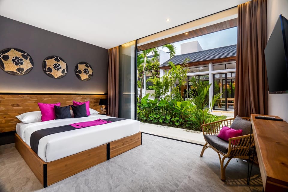 Bed, TV and multimedia, Photo of the whole room, Bedroom