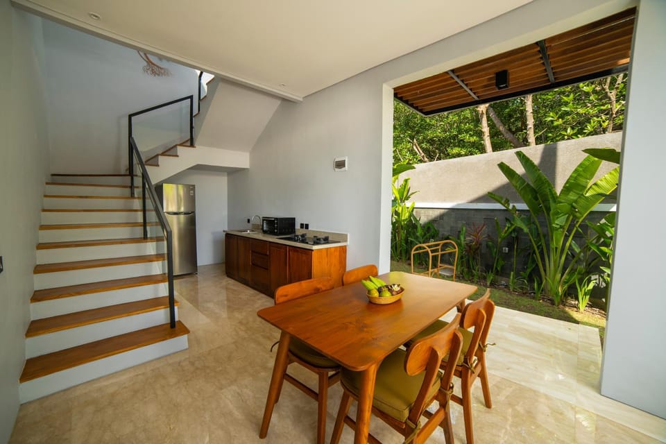 Property building, Patio, Garden, Kitchen or kitchenette, Seating area, Dining area