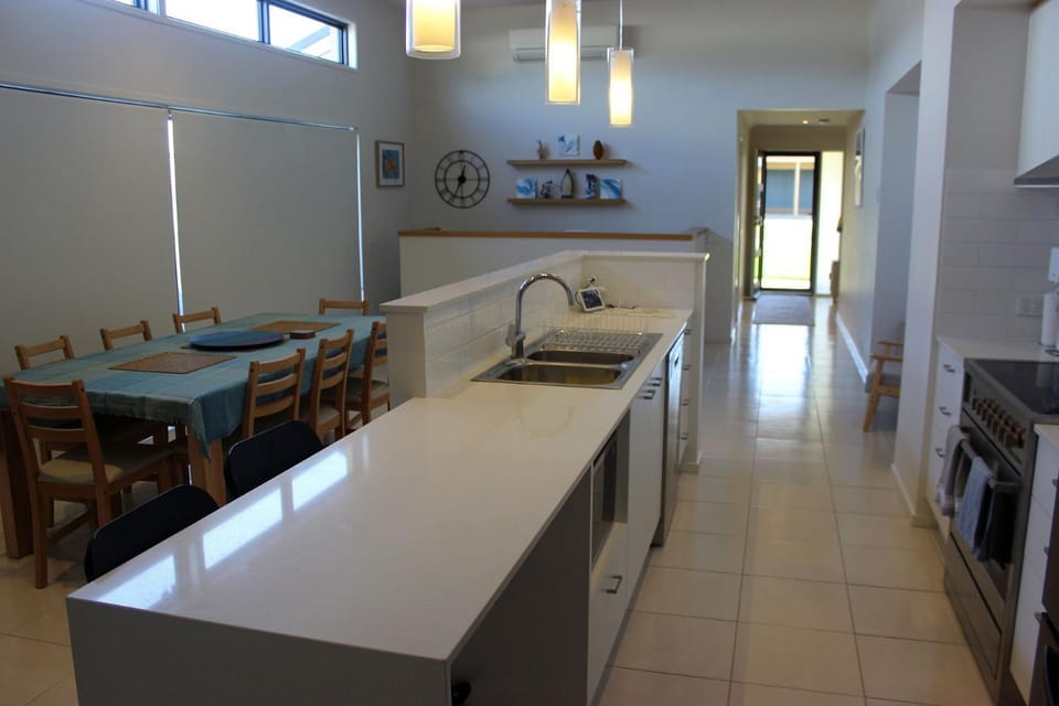 Kitchen or kitchenette, Dining area, dishwasher, minibar, stove