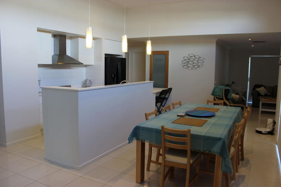 Kitchen or kitchenette, Dining area, oven, stove