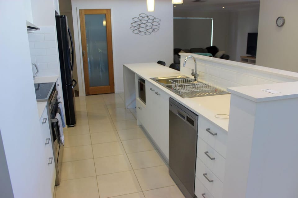 Kitchen or kitchenette, dishwasher