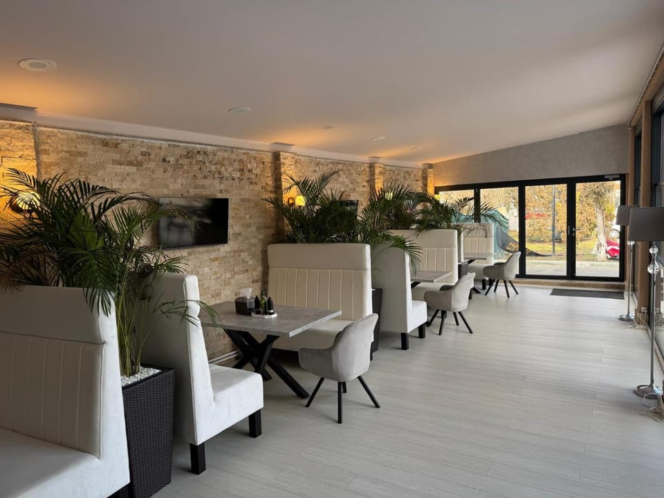 Property building, TV and multimedia, Seating area