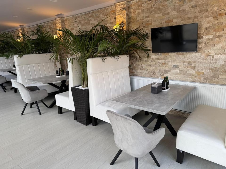 Property building, Communal lounge/ TV room, Seating area, Evening entertainment