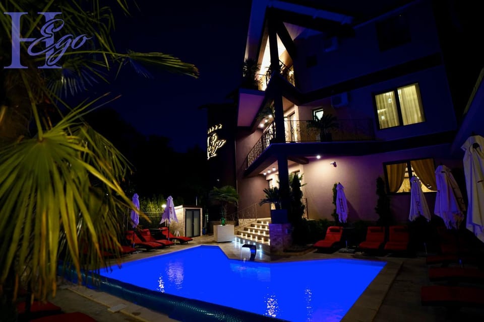 Night, Swimming pool, sunbed