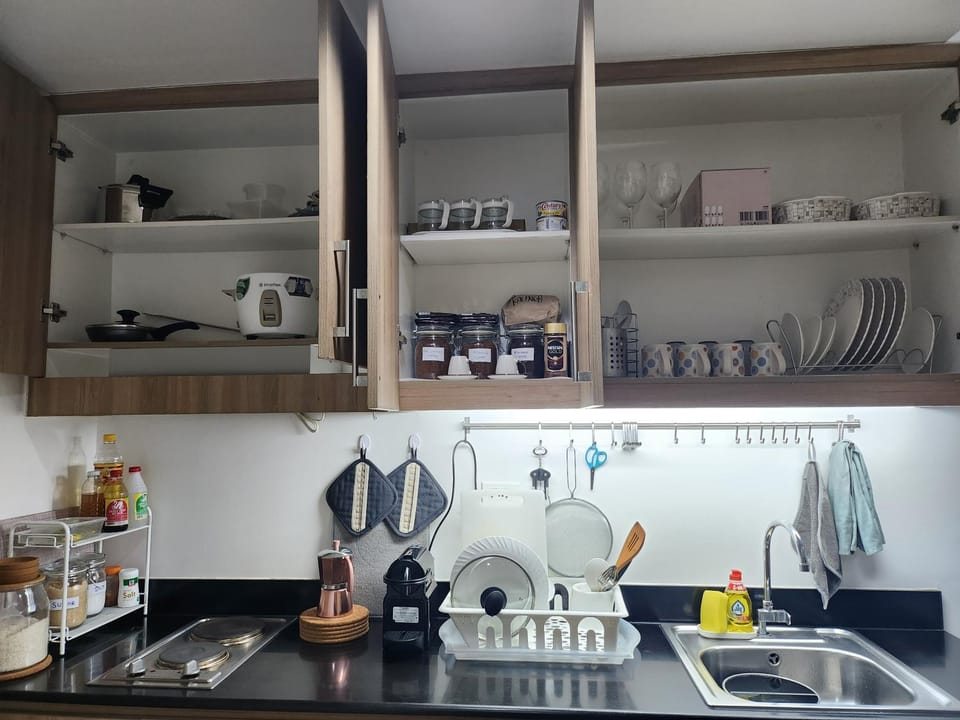 Kitchen or kitchenette, minibar