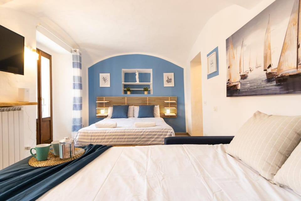 Bed, TV and multimedia, Photo of the whole room, Bedroom