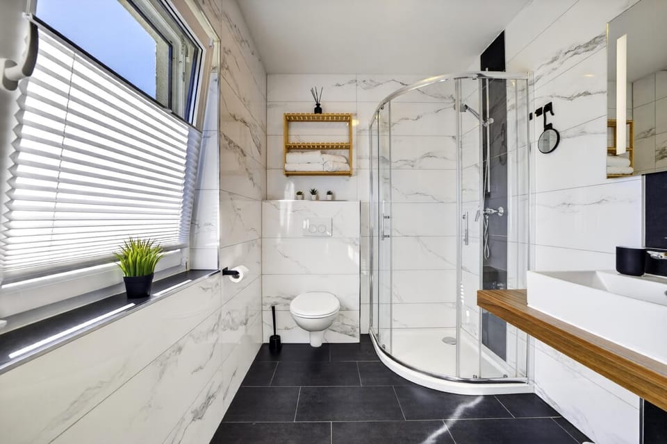 Shower, Toilet, Bathroom, towels