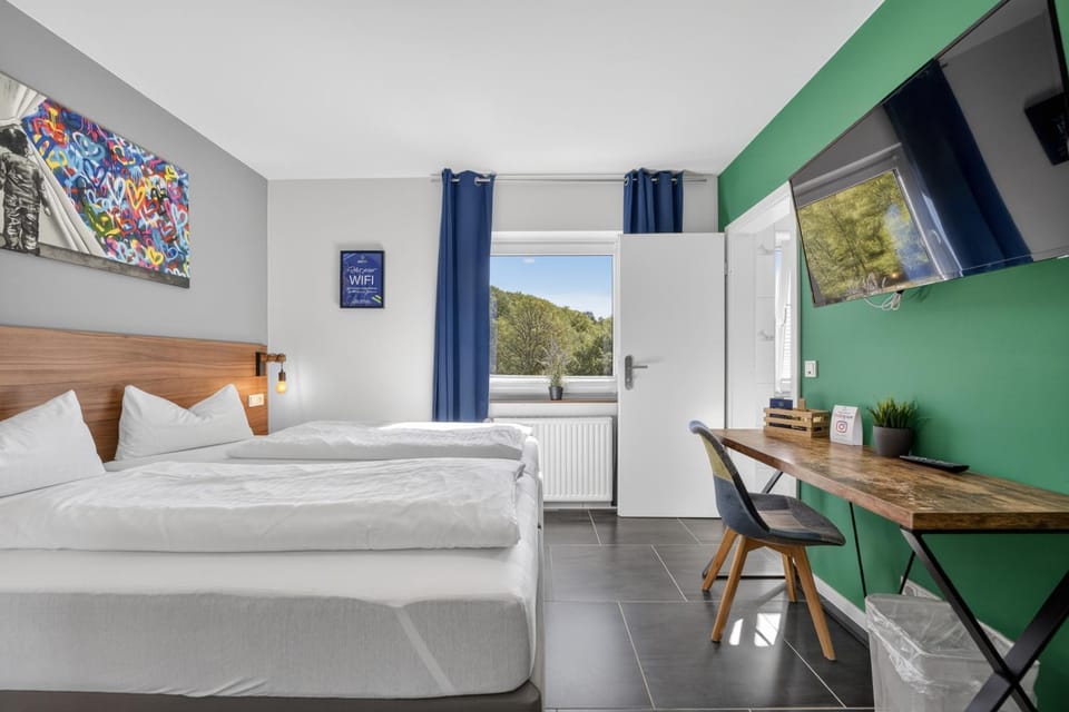 Bed, TV and multimedia, Photo of the whole room, Bedroom